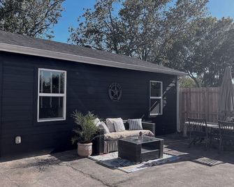 Quiet, Cozy Guesthouse with privacy - Manvel - Patio