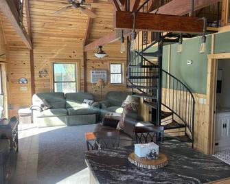 Secluded Hayward Cabin - Hayward - Living room