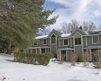 Spacious, multi-level, AC/FP, pet-friendly, swim club. F2603 by LRS - Lincoln - Building