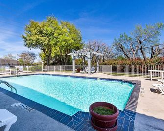 Motel 6 Dallas - Market Center - Dallas - Piscina