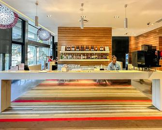 هوليداي إن إكسبرس بورت مورزبي، آن آي آيتش جي هوتل - بورت مورسبي - بار