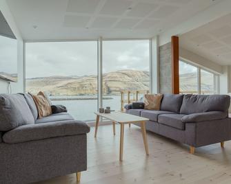Seaside Nest - Charming Waterfront Retreat - Sandavágur - Living room