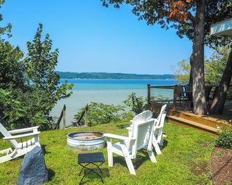 Waterfront Suttons Bay Cottage with Fire Pit! - Suttons Bay - Patio