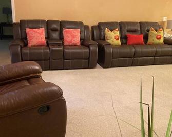 Quiet, Cozy, Bungalow with a Pool. Near Venice Beach and Warm Mineral Springs - North Port - Living room