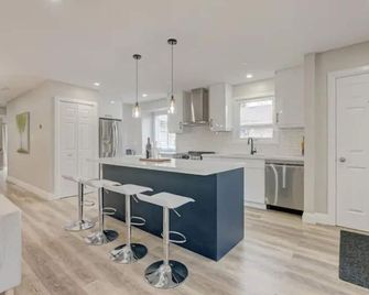 Bright, desired 3BR & Work stations, 2 Ba, & parking, close to UWO & hospitals - London - Kitchen