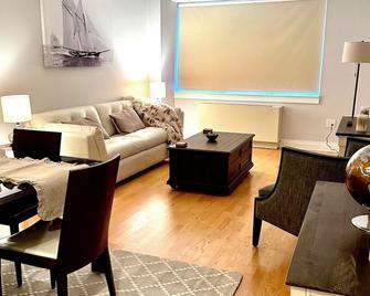 Luxury 24 hour doorman building in the heart of the UES️ - New York - Living room