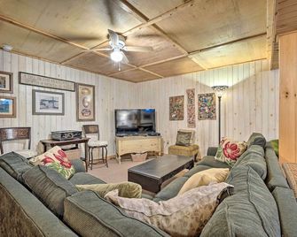 Game Room And Hot Tub Pet-Friendly Mount - Dover - Living room