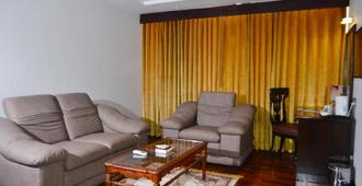 Hotel One Sukkur - Sukkur - Living room