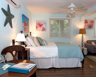 The Cottage - 32 Steps To The Beach - Sleeps 2, Drive To Your Door, Wifi, Grill. - Clearwater - Bedroom