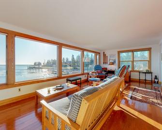Stunning oceanfront cottage w/ private deck and Atlantic views - Southport - Living room