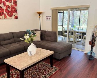 Cozy Private Home Close to the I95 Exit 284 - Palm Coast - Living room