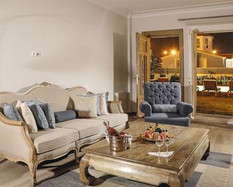 Cesme Marina Konukevi - Cesme - Living room