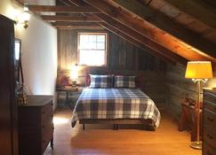 Beautifully-restored 200-year-old Log Cabin off the Blue Ridge Parkway - Little Switzerland - Bedroom