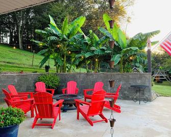 Charming Family Retreat near Buffalo River Resort - Linden - Patio