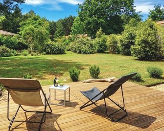 Beautiful recent and comfortable wooden house, 200m from the lake, along the cycle path - Hourtin - Innenhof