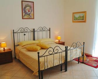 Bed and Breakfast Oliena - Oliena - Schlafzimmer