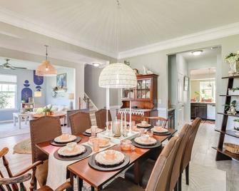 Media Room And Yard Modern Moncks Corner - Moncks Corner - Dining room