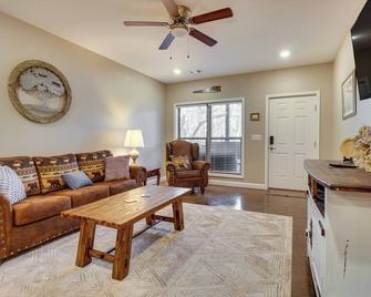 Cozy Bull Shoals Condo Getaway ~ 1 Mi to Lake! - Bull Shoals - Living room