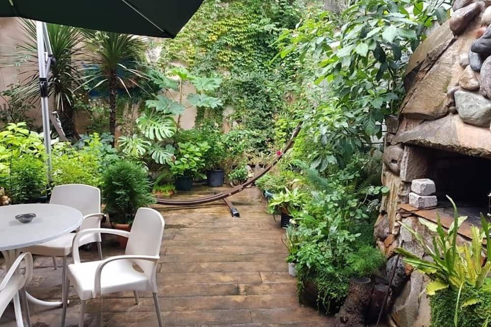 جيست هاوس باتومي جلوبوس