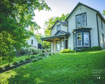 Close to Everything! Discounts for Long Stays- Fully Remodeled - Eau Claire - Building
