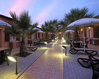 Hotel Le Palme - Albinia - Innenhof