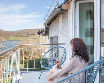 Chicken coop with balcony and view of the Maar for 1-2 persons. - Hof Krebs, vacation apartments - Schalkenmehren - Balkon