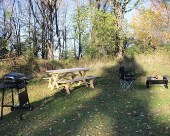 Adirondack Country Living: Blue Spruce Tiny House Experience - Canton - Binnenhof