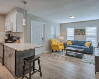 Centro Ybor Glam Duplex- Unit A - Tampa - Living room