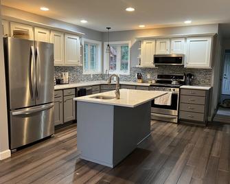 Private and charming 5 bedroom home 15 minutes from campus! - State College - Cocina