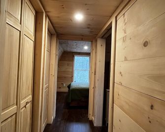 Sister A Frame in the Woods - Oakland - Pasillo