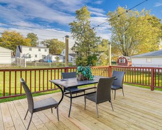 Large Yard & Furnished Deck: Cheektowaga Getaway! - Cheektowaga - Balcony