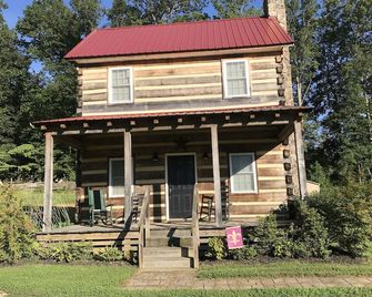 The Natchez - quiet front porch & rockers. - Ruckersville - Edificio