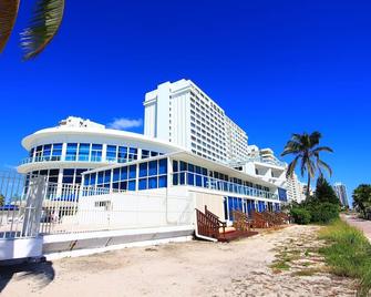Castle Beach Suites by MiaRentals - Miami Beach - Building