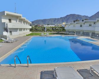 Reina Apartments - Paralia Kourna - Piscina