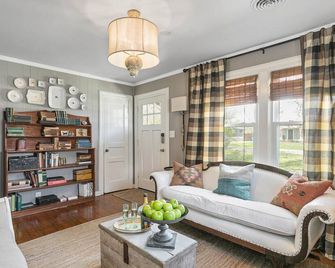 Scarlett Scales Cottage in Downtown Franklin - Franklin - Living room