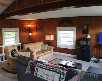 Year Round Center Hill Lake View - Lancaster - Living room