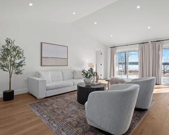 The Grand Reset: Hot tub & Sauna on Grand Lake - Enfield - Living room