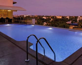 The Phlox Hotel - Hubli - Zwembad