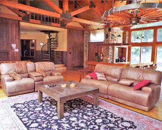 Spring Lake Ranch has a Private, Rustic Lodge perfect for family/group retreats! - Potosi - Sala de estar