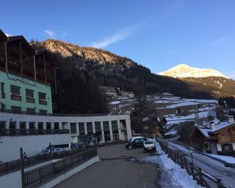 Hotel Stella Montis - Campitello di Fassa - Vista del exterior