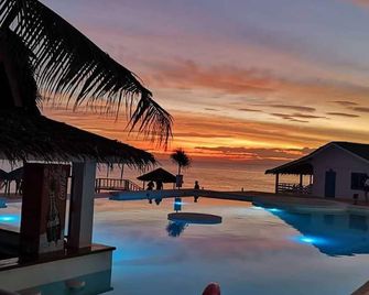 Eastern Garan Hen Yuan Resort - San Juan - Piscina