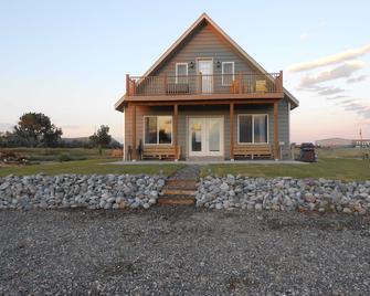 Just steps away from the Big Horn River - Thermopolis - Building