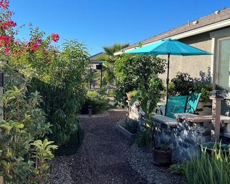 Lakeside 1 Bedroom Apt w/ living room, kitchenette and laundry - Maricopa - Patio