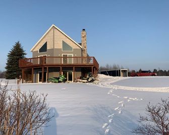 Relaxing lodge on Cheboygan river - Only 20 Minutes to Mackinaw!! - Cheboygan - Building