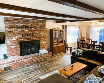 Cabin in the heart of the village with WiFi - 4 bedrooms plus kid loft - Shaver Lake - Sala de estar
