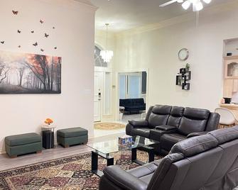 Charming 3-bedroom house near AT&T Stadium, Six Flag, DFW Airport - Bedford - Living room