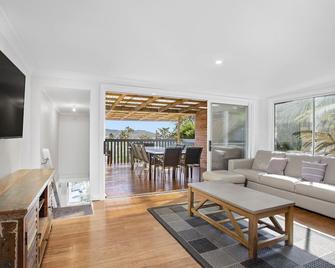 Pacific Ocean views beach house. Walk to beach. - Terrigal - Sala de estar