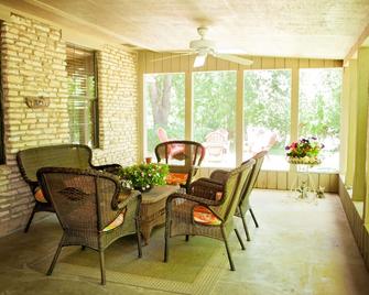 River Frontage!! 600' of private Guadalupe River - Tubes/Floats included! - Kerrville - Dining room