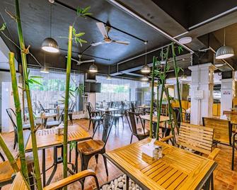 Hotel Athome & Serviced Apartments by Deccan Serai Hotels - Hyderabad - Restaurante