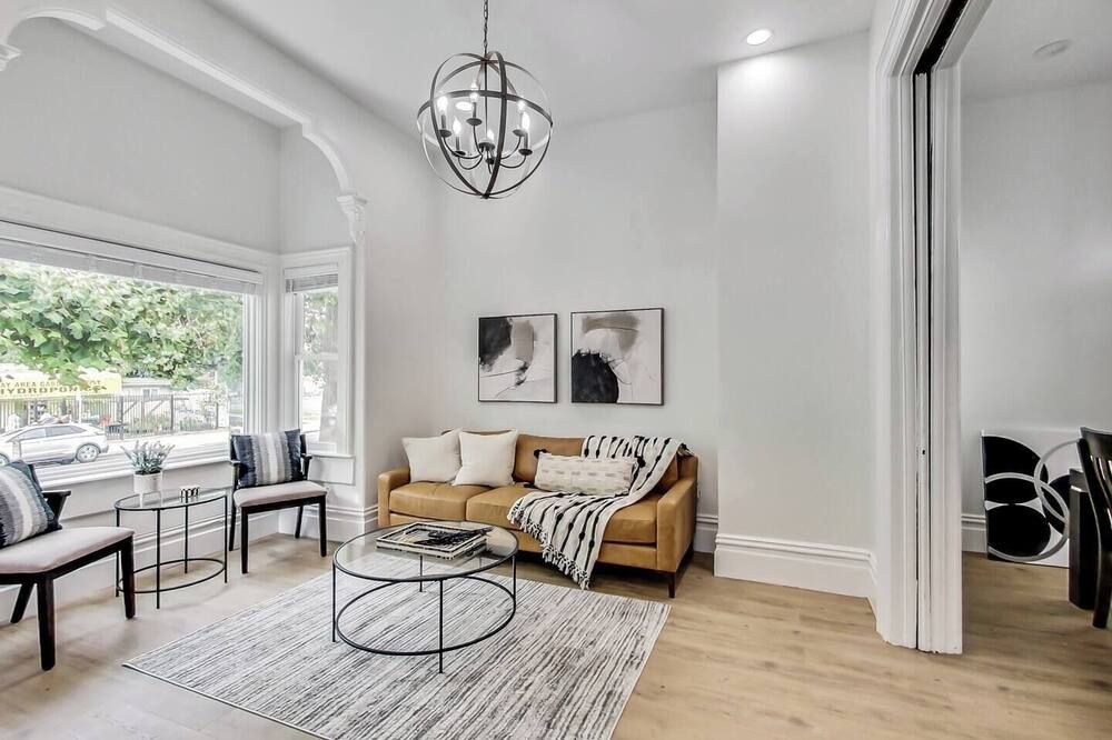 West Oakland charmer: 2br/2bath - AC & W/D - אוקלנד - סלון